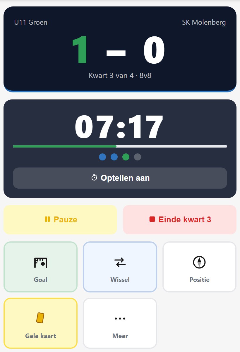 Wedstrijdscherm met de stand 1-0, de lopende klok van kwart 2 en de knoppen voor doelpunt, wissel, positie en gele kaart